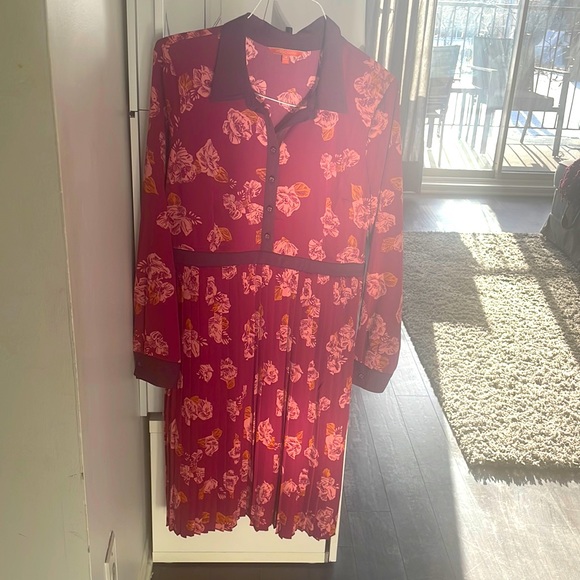 I selling a dress from ModCloth. Very good material. It’s too big. - Picture 1 of 2